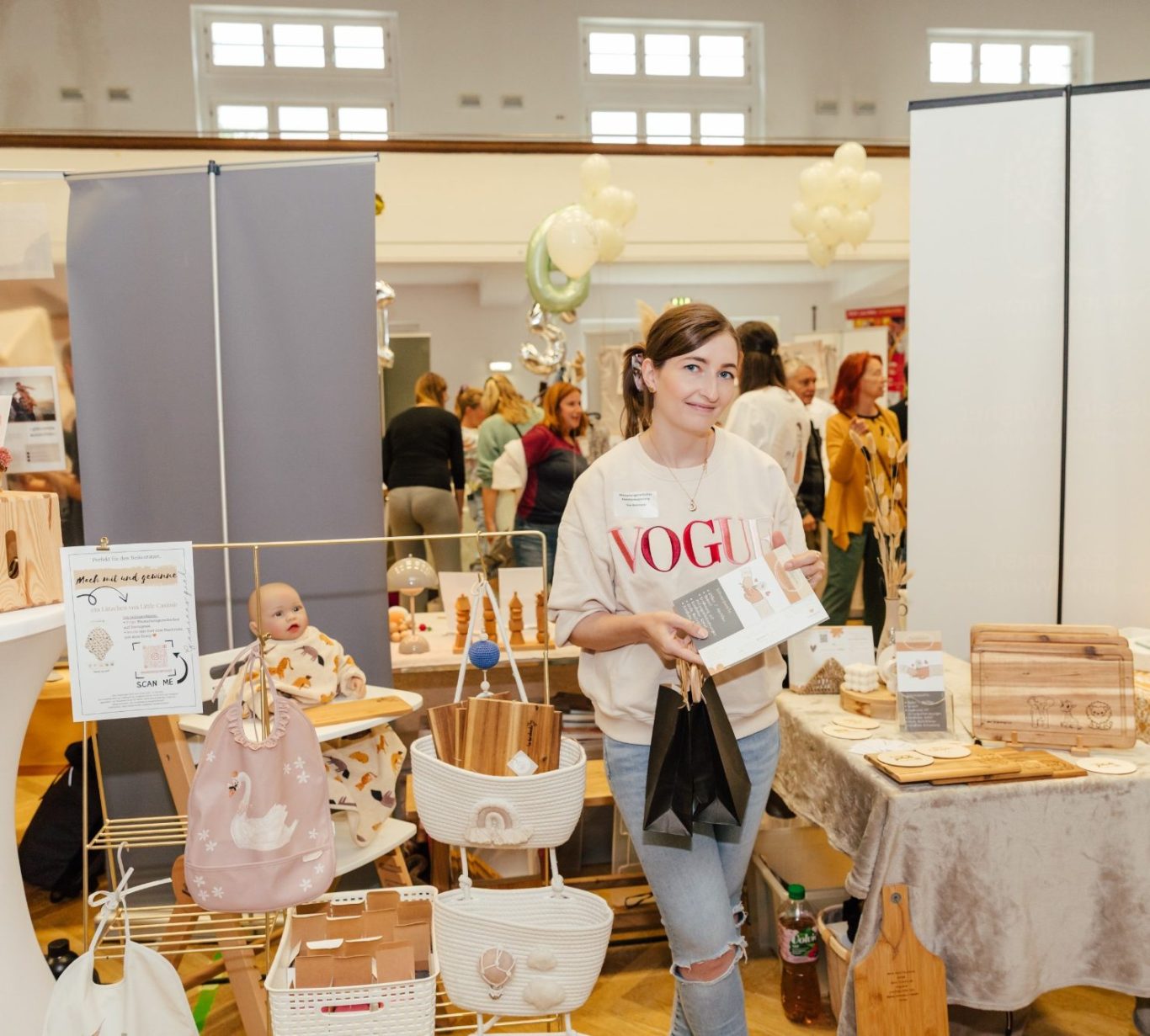 Familie liest gemeinsam ein Buch, umgeben von Pflanzen in einem gemütlichen Raum.